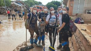 Generación de cristal templado: Los jóvenes se han organizado como voluntarios para ayudar en Valencia.
