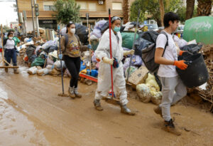 Generación de cristal templado: Los jóvenes se han organizado como voluntarios para ayudar en Valencia.