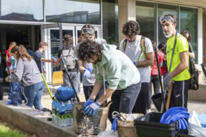 Generación de cristal templado: los jóvenes se han volcado en ayudar a las personas damnificadas por la dana
