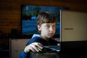 estar en casa puede proteger al niño pero tiene que salir al afuera para socializar