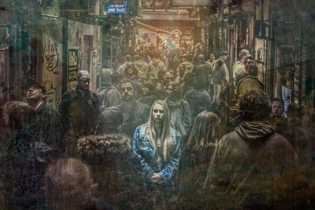La soledad no deseada no solo la sufren las personas mayores.