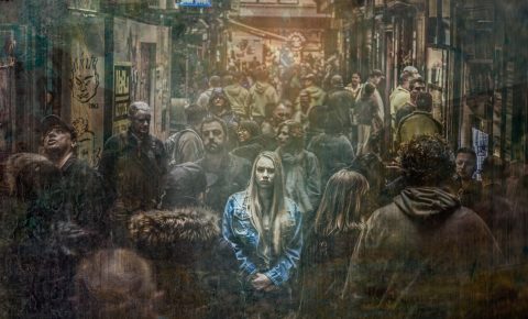 La soledad no deseada no solo la sufren las personas mayores.