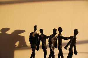 la psicoterapia de grupo es un laboratorio de relaciones humanas
