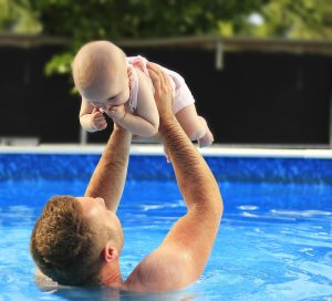 De vacaciones con bebés hay que trasladar el hogar no solo las maletas