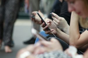 A veces culpamos a la tecnología de tener relaciones poco sanas.